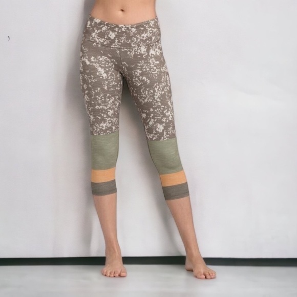Prana Pillar Printed‎ Capri 3/4 Leggings in Slate Canopy Green Size Medium